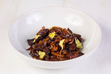 Soba ile sığır eti ve kereviz yaprakları