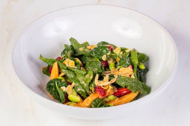 Meyve salatası mushmulla ve otlar