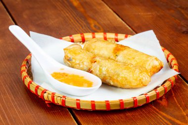 Sıcak bahar rulo sos ile