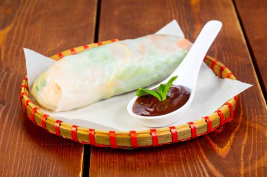 Soğuk bahar rulo karides ve sos ile