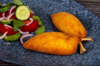 Lezzetli Kiev'in pirzola sebze salatası ile