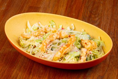 Lezzetli yengeç ve karides salatası sebze ile