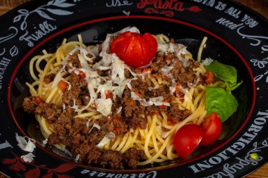 Sebze ile lezzetli bolognese çanak