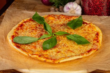 Lezzetli peynirli ve büyük caprese pizza