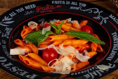 Baharat ve otlar ile domates makarna