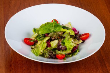 Lezzetli hafif salata marul ve domates ile