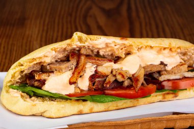 Pide tavuk ve sebze ile