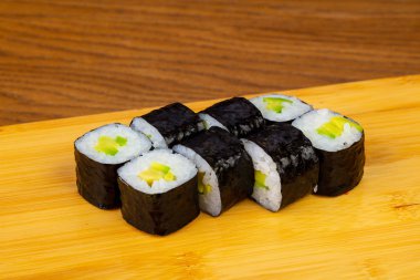 Lezzetli avokado sushi roll seti