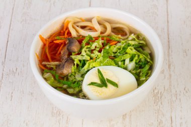 Asya geleneksel Ramen çorba, yumurta