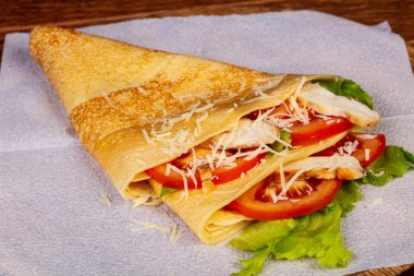 Tavuk ve domates ile gözleme