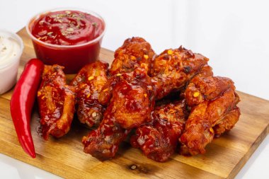 Buffalo kanat sosu ve biber ile tavuk