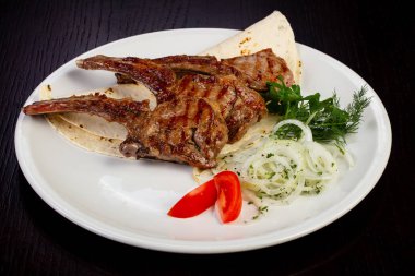 Bir kemik Pide ile lezzetli kızarmış dana