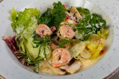 Salata karides ve sos ile