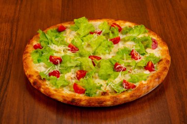 Pizza Sezar tavuk ve salata ile