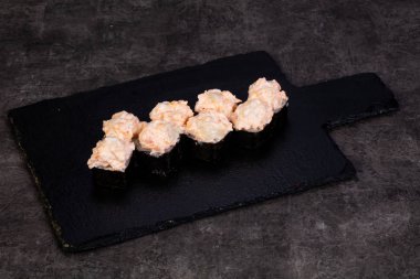 Japon baharatlı suşi ve rulolar