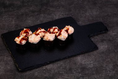 Japon baharatlı suşi ve rulolar