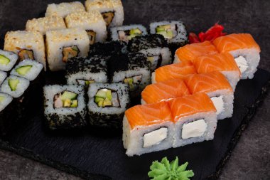 Japon Suşi ile çeşitli madde ayarla