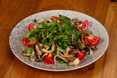 Mantar ve rucola salatası