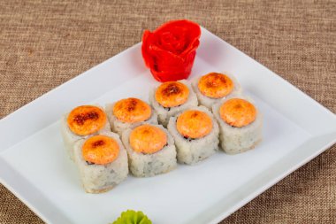 Peynir ve somon ile baharatlı rulo