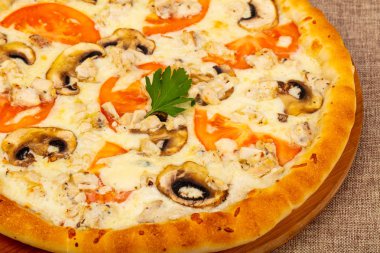 Mantar, peynir ve domates Pizza