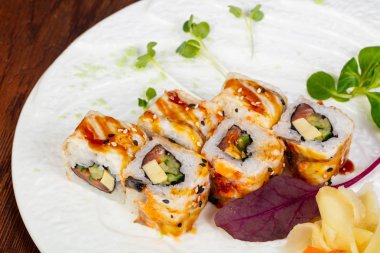 Ton balığı ve yılan balığı ile Japonca soğuk rulo