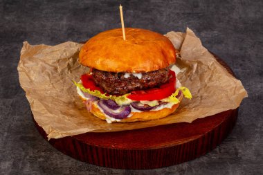 Etli ve peynirli hamburger.