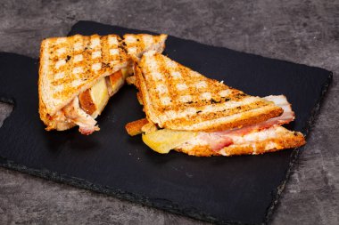 Sandviç sosis ve peynir ile