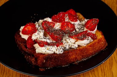 Tatlı tatlı çilek ve peynirli çörek