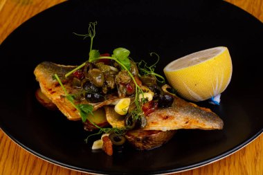 Dorada fileto otlar ve limon ile