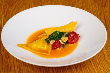 Ispanak ve peynirli Ravioli