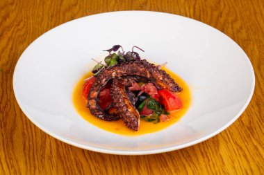 Izgara ahtapot sos ve domates ile