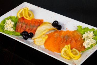 Dilimlenmiş limon ile somon snack