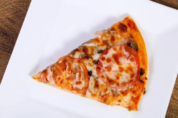 Peynir ve domates mantarlı pizza