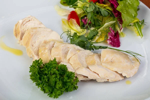 Lezzetli Haşlanmış Tavuk Göğsü Salatası Ile — Stok fotoğraf
