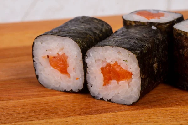 Ιαπωνία Παραδοσιακά Salmon Maki Roll — Φωτογραφία Αρχείου