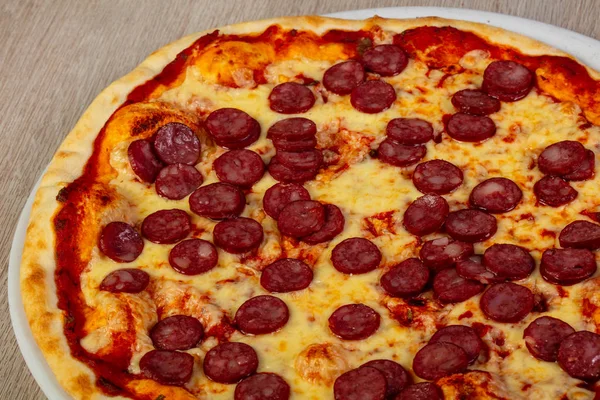 Pizza Com Salsichas Bávaras Queijo — Fotografia de Stock