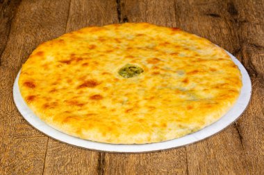 Ahşap arka plan üzerinde geleneksel Osetya pasta