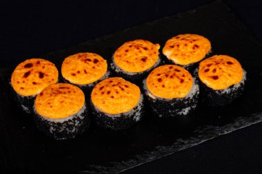 Soslu pişmiş Japon rulo