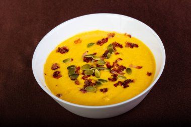 Jambonlu balkabağı kremalı çorba.