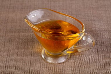 Kabın içinde sıvı sarı bal