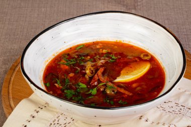 Geleneksel Solyanka çorba, et