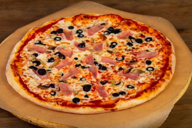 Jambon, peynir ve Mantarlı Pizza