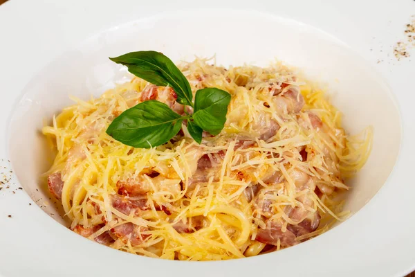 Makarna spagetti Carbonara fesleğen yaprakları servis