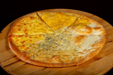 Geleneksel İtalyan Pizza dört peynir