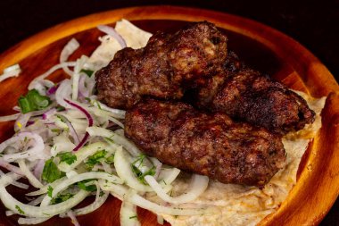 Soğan hizmet ızgara sığır eti kebabı köfte