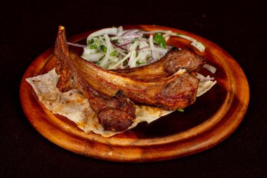 Izgara kuzu loin soğan hizmet