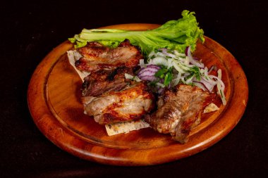 Izgara domuz kaburga soğan hizmet