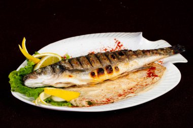 Limon servis kavrulmuş levrek balığı