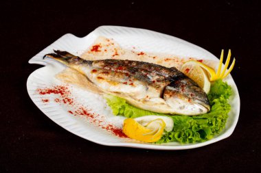 Limon ve salata Izgara dorada balık servis