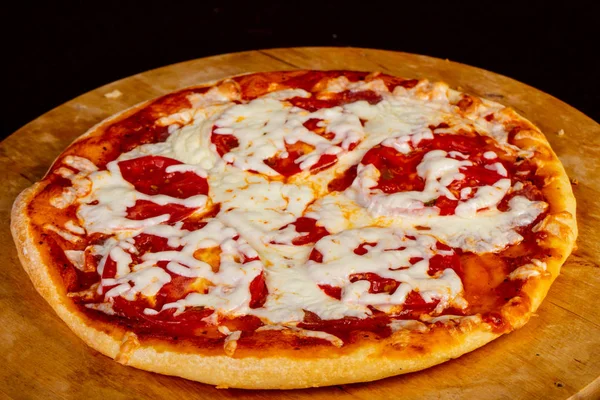 Pizza Salámem Rajčaty — Stock fotografie